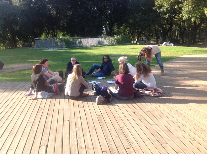 Un grupo discutiendo al sol durante nuestro taller